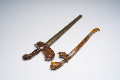 Deux kris en m&eacute;tal, bois, cuivre et r&eacute;sine, Indon&eacute;sie, 20&egrave;me si&egrave;cle