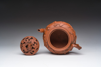 Th&eacute;i&egrave;re tripode en gr&egrave;s de Yixing au couvercle ajour&eacute;, Chine, 18&egrave;me si&egrave;cle