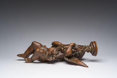 Pique-cierge mural en bois sculpt&eacute; repr&eacute;sentant un putto &agrave; un bras de lumi&egrave;re, France, 18&egrave;me si&egrave;cle