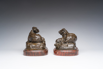 Europese school, gesigneerd Buci (19de/20ste eeuw): Twee groepen met schapen, bruingepatineerd brons op een roodmarmeren voet, ca. 1900