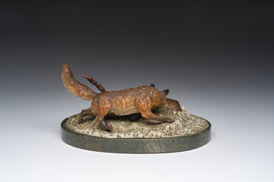 Een Weense koud beschilderde bronzen inktpot in de vorm van een vos die een haas besluipt op een marmeren voet, eerste helft 20ste eeuw