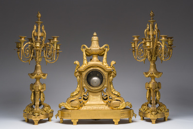 Garniture de chemin&eacute;e de style Louis XVI en trois pi&egrave;ces en bronze dor&eacute; &agrave; d&eacute;cor de guirlandes, France, 19&egrave;me si&egrave;cle