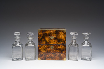 Cave &agrave; liqueur en placage de ronce de noyer et incrustation de laiton avec quatre carafes en verres, France, 19&egrave;me si&egrave;cle