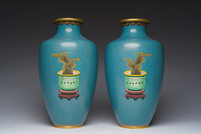 Een paar Chinese cloisonn&eacute; vazen met antiquiteiten, 20ste eeuw