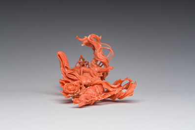 Een Chinese bloedkoralen sculptuur van een dame met een bloesemtak, 19de/20ste eeuw