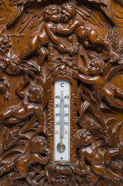 W. Thiel (19&egrave;me/20&egrave;me si&egrave;cle): Station m&eacute;t&eacute;orologique en bois sculpt&eacute; avec thermom&egrave;tre et barom&egrave;tre, orn&eacute;e de putti, d'un hibou et d'un aigle