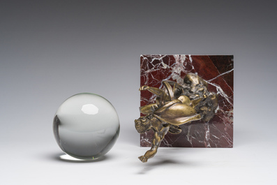 Atlas en bronze dor&eacute; portant un globe en verre mont&eacute; sur une base en marbre Rosso Levanto, Italie, 19&egrave;me/20&egrave;me si&egrave;cle