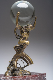 Atlas en bronze dor&eacute; portant un globe en verre mont&eacute; sur une base en marbre Rosso Levanto, Italie, 19&egrave;me/20&egrave;me si&egrave;cle