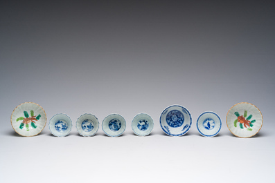 Een gevarieerde collectie Chinese blauw-witte en famille rose koppen en schotels en een theepot met verguld decor, Kangxi en later