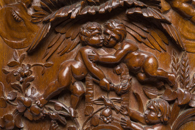 W. Thiel (19&egrave;me/20&egrave;me si&egrave;cle): Station m&eacute;t&eacute;orologique en bois sculpt&eacute; avec thermom&egrave;tre et barom&egrave;tre, orn&eacute;e de putti, d'un hibou et d'un aigle