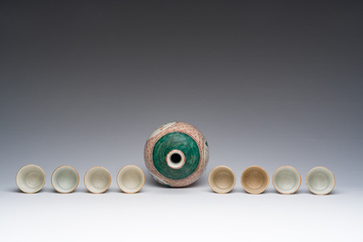 Une bouteille &agrave; sak&eacute; ou 'tokuri' et huit tasses aux paysages en porcelaine Kutani, Japon, Meiji, 19&egrave;me si&egrave;cle