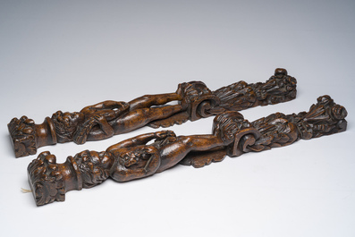 Een paar Vlaamse eikenhouten kariatiden in de vorm van een staande jongeling met een graanhalm of bloemen in de hand, 17de eeuw