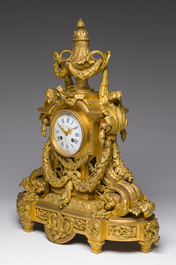 Garniture de chemin&eacute;e de style Louis XVI en trois pi&egrave;ces en bronze dor&eacute; &agrave; d&eacute;cor de guirlandes, France, 19&egrave;me si&egrave;cle