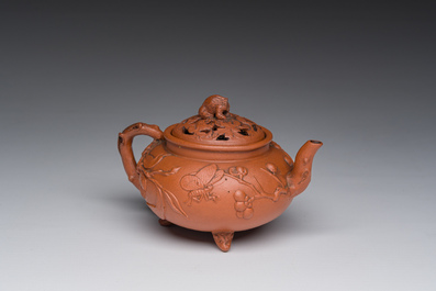 Th&eacute;i&egrave;re tripode en gr&egrave;s de Yixing au couvercle ajour&eacute;, Chine, 18&egrave;me si&egrave;cle