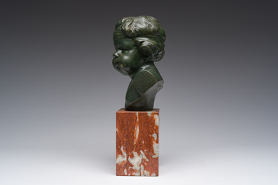 Fran&ccedil;ois Duquesnoy (1597-1643, navolger van): Buste van een jongeling, groengepatineerd brons op een marmeren basis, 19de/20ste eeuw