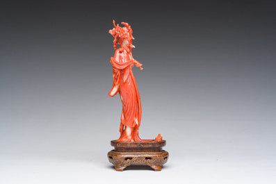 Een Chinese bloedkoralen sculptuur van een dame met een bloesemtak, 19de/20ste eeuw