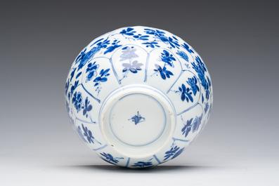 Bol &agrave; d&eacute;cor floral et une coupe &agrave; d&eacute;cor de dragon en porcelaine de Chine bleu et blanc, Kangxi/Yongzheng