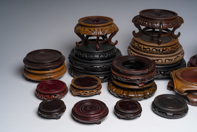 Collection vari&eacute;e de socles en bois sculpt&eacute;, Chine, 20&egrave;me si&egrave;cle