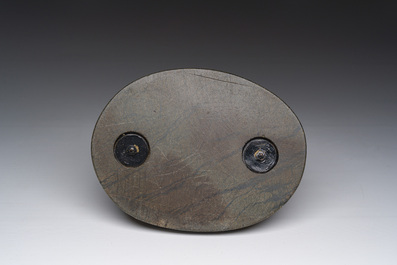 Een Weense koud beschilderde bronzen inktpot in de vorm van een vos die een haas besluipt op een marmeren voet, eerste helft 20ste eeuw