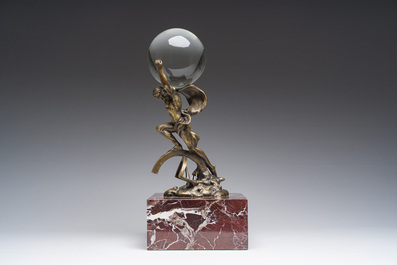 Atlas en bronze dor&eacute; portant un globe en verre mont&eacute; sur une base en marbre Rosso Levanto, Italie, 19&egrave;me/20&egrave;me si&egrave;cle