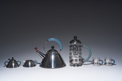 Michael Graves (1934-2015): Service &agrave; caf&eacute; et &agrave; th&eacute; de huit pi&egrave;ces en acier inoxydable avec la th&eacute;i&egrave;re 'Mod&egrave;le 9303', Alessi, Italie, ann&eacute;es 80