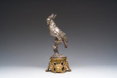 &Eacute;cole fran&ccedil;aise: Un cacato&egrave;s, cuivre argent&eacute; sur un socle de style Louis XV en bronze dor&eacute;, 19&egrave;me/20&egrave;me si&egrave;cle