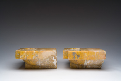 Paire de b&eacute;nitiers de style Art D&eacute;co en marbre jaune Giallo Siena, 20&egrave;me si&egrave;cle