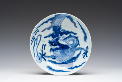 Bol &agrave; d&eacute;cor floral et une coupe &agrave; d&eacute;cor de dragon en porcelaine de Chine bleu et blanc, Kangxi/Yongzheng