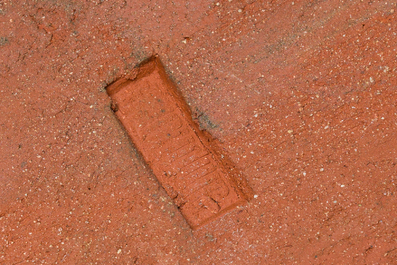 Joost Mar&eacute;chal (1911-1971) et Amfora&nbsp;: un plat orn&eacute; d&rsquo;une femme au rouet et une applique de la Vierge &agrave; l&rsquo;Enfant