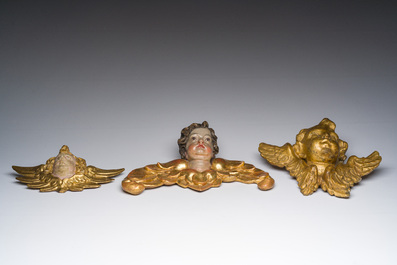 Trois t&ecirc;tes d'ange en bois dor&eacute; et polychrome, 18&egrave;me si&egrave;cle