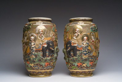 Collection vari&eacute;e en porcelaine Satsuma de Japon, e.a. une paire de vases &agrave; d&eacute;cor d'&eacute;l&eacute;phants en relief, 19&egrave;me/20&egrave;me si&egrave;cle