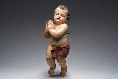 Figure d'ange en pri&egrave;re en bois sculpt&eacute; et polychrome, sud de l'Europe, 19&egrave;me si&egrave;cle