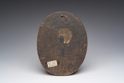 Een gepolychromeerd houten ovalen reli&euml;f met de Madonna met Kind, wellicht Tirol, Oostenrijk, 18de eeuw