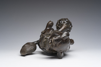 Een Japanse bronzen sculptuur van een komainu of tempelleeuw, Edo/Meiji, 19de eeuw