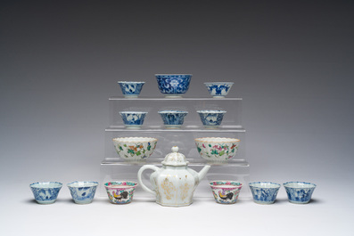 Een gevarieerde collectie Chinese blauw-witte en famille rose koppen en schotels en een theepot met verguld decor, Kangxi en later