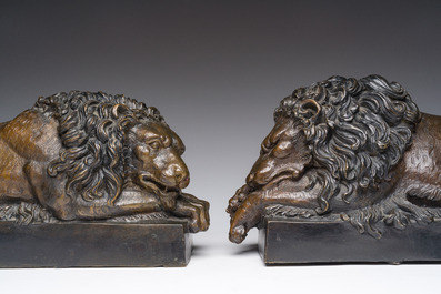 Antonio Canova (1757-1822, apr&egrave;s): Paire de lions couch&eacute;s, bronze &agrave; patine brune, 20&egrave;me si&egrave;cle