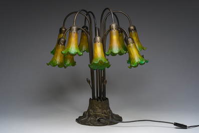 Lampe de table de style Art nouveau en m&eacute;tal patin&eacute; &agrave; douze lumi&egrave;res inspir&eacute;e de l'embl&eacute;matique lampe 'Tiffany Pond Lily', 21&egrave;me si&egrave;cle