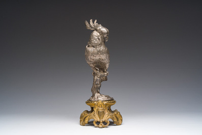 &Eacute;cole fran&ccedil;aise: Un cacato&egrave;s, cuivre argent&eacute; sur un socle de style Louis XV en bronze dor&eacute;, 19&egrave;me/20&egrave;me si&egrave;cle