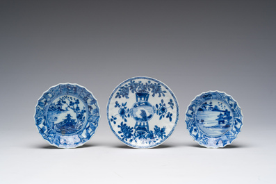 Een gevarieerde collectie Chinese blauw-witte en famille rose koppen en schotels en een theepot met verguld decor, Kangxi en later