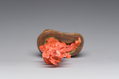 Een Chinese bloedkoralen sculptuur van een dame met een bloesemtak, 19de/20ste eeuw