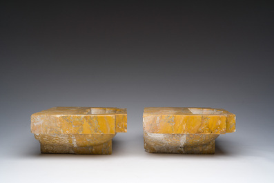 Paire de b&eacute;nitiers de style Art D&eacute;co en marbre jaune Giallo Siena, 20&egrave;me si&egrave;cle