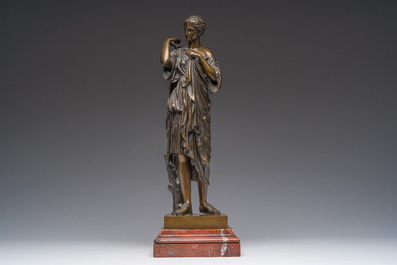 Naar de antieken: Diana van Gabii, bruin gepatineerd brons op een roodmarmeren sokkel, 19de eeuw