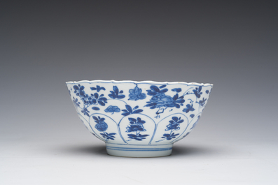 Bol &agrave; d&eacute;cor floral et une coupe &agrave; d&eacute;cor de dragon en porcelaine de Chine bleu et blanc, Kangxi/Yongzheng
