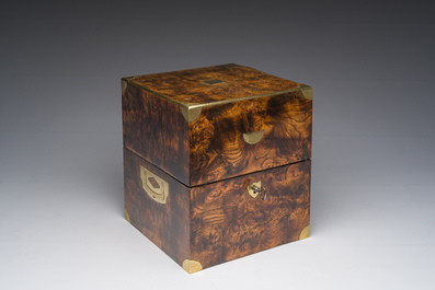 Cave &agrave; liqueur en placage de ronce de noyer et incrustation de laiton avec quatre carafes en verres, France, 19&egrave;me si&egrave;cle