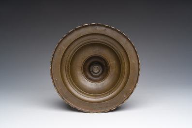 Calice en bronze &agrave; d&eacute;cor grav&eacute;, Espagne, 17&egrave;me si&egrave;cle