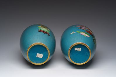 Een paar Chinese cloisonn&eacute; vazen met antiquiteiten, 20ste eeuw