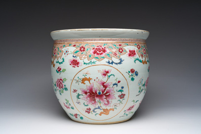 A Chinese famille rose jardini&egrave;re with floral design on a wooden base, 19th C.
