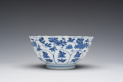 Bol &agrave; d&eacute;cor floral et une coupe &agrave; d&eacute;cor de dragon en porcelaine de Chine bleu et blanc, Kangxi/Yongzheng