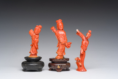 Drie Chinese bloedkoralen sculpturen van dames, 19de/20ste eeuw