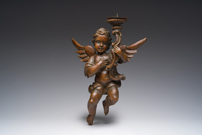 Pique-cierge mural en bois sculpt&eacute; repr&eacute;sentant un putto &agrave; un bras de lumi&egrave;re, France, 18&egrave;me si&egrave;cle